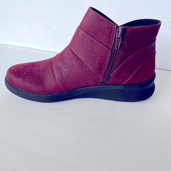 NWT Cloudsteppers by Clarks Size 5 1/2, Burgandy NWT - Picture 2 of 11